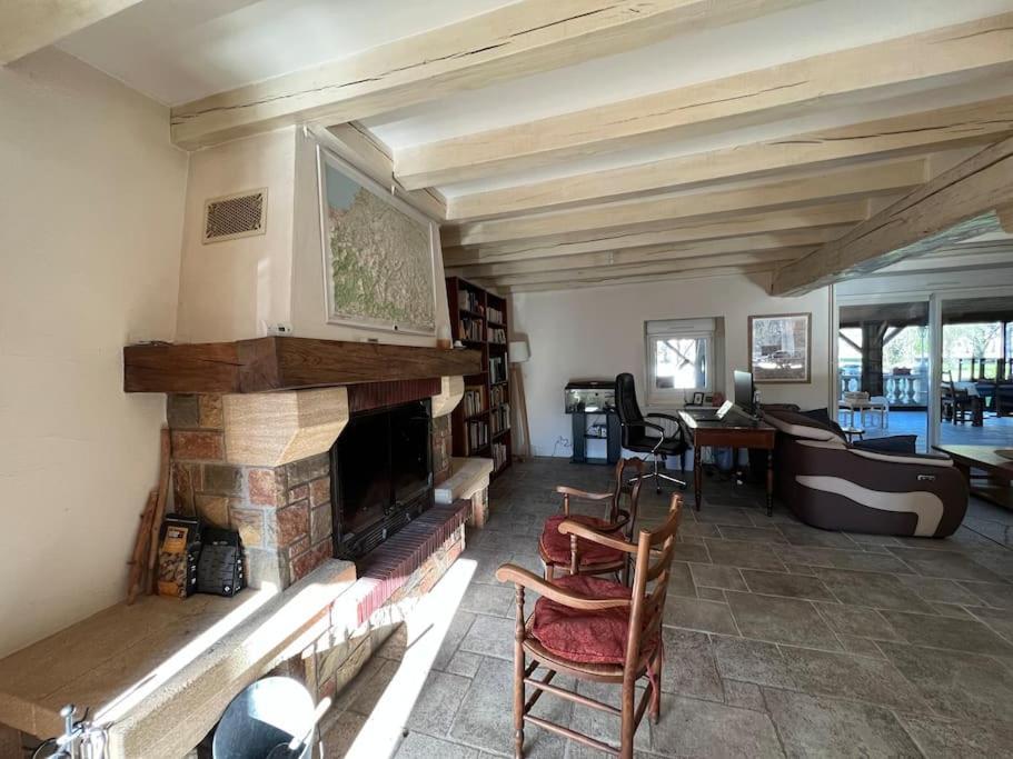 Le Cabaret Paisible Avec Piscine Villa Montierchaume Bagian luar foto
